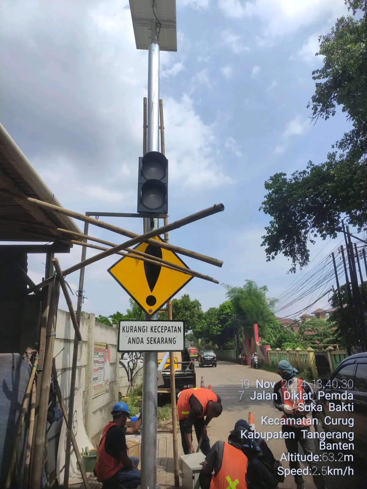 Pemasangan Lampu Warning Light 2 Aspek 30 CM Solar Cell Tiang Lurus